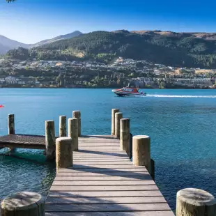 Beautiful daybreak at Lake Wakatipu in New Zealand