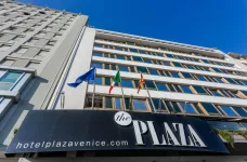 Exterior shot of entrance to the Hotel Plaza Venice in Italy