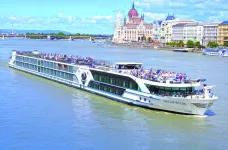 Oscar Wilde ship on the Douro with the Hungarian Parliament Building in the background