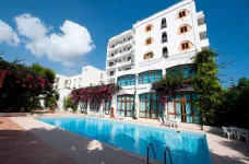 Exterior view of the Degli Aranci Hotel and outdoor pool in Rome