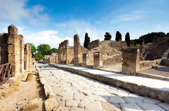 Stone pathway and broken columns, Scavi di Pompei ruins 