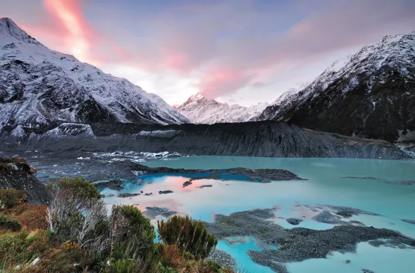 Blue waters and mountains at Mount Cook National Park in New Zealand